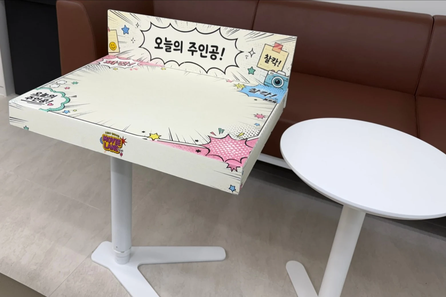 만화 말풍선 그래픽을 입힌 포토 테이블