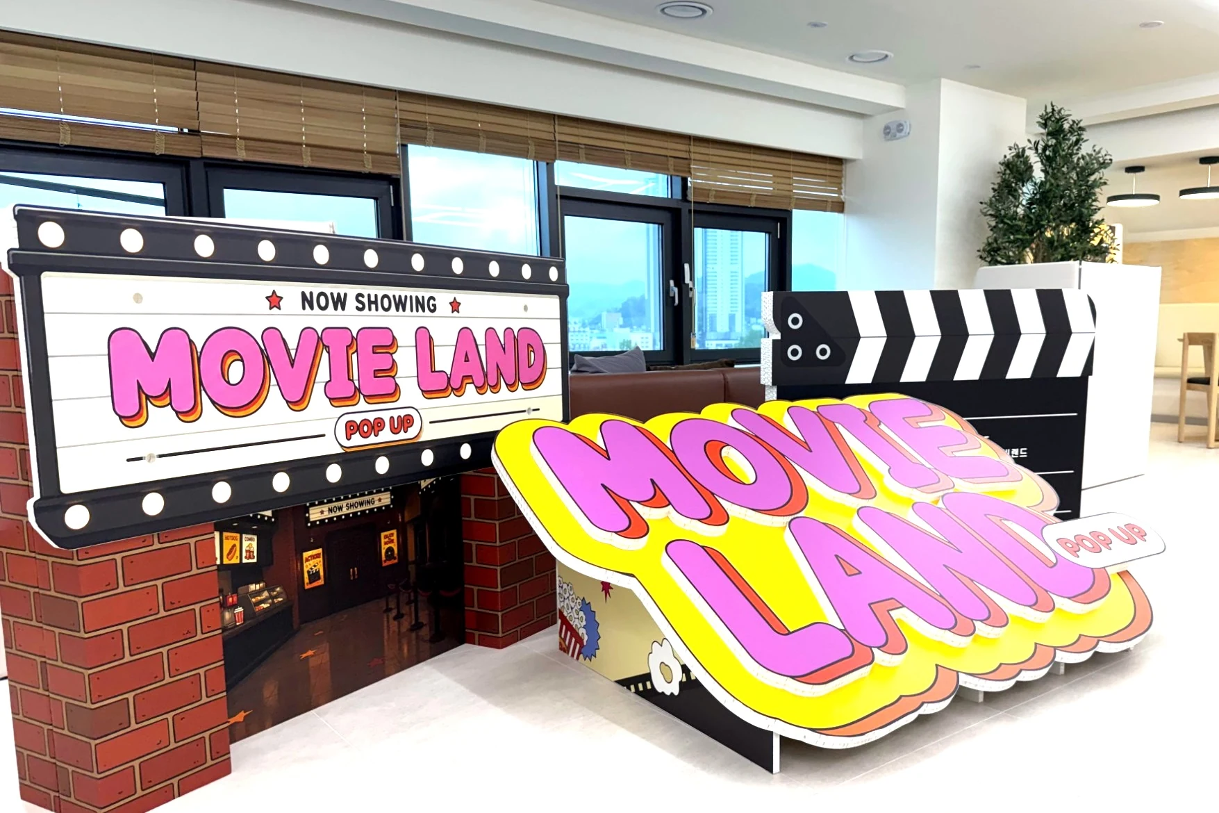 허니콤 보드로 세운 MOVIE LAND 입체 로고와 극장 간판을 사선에서 본 모습